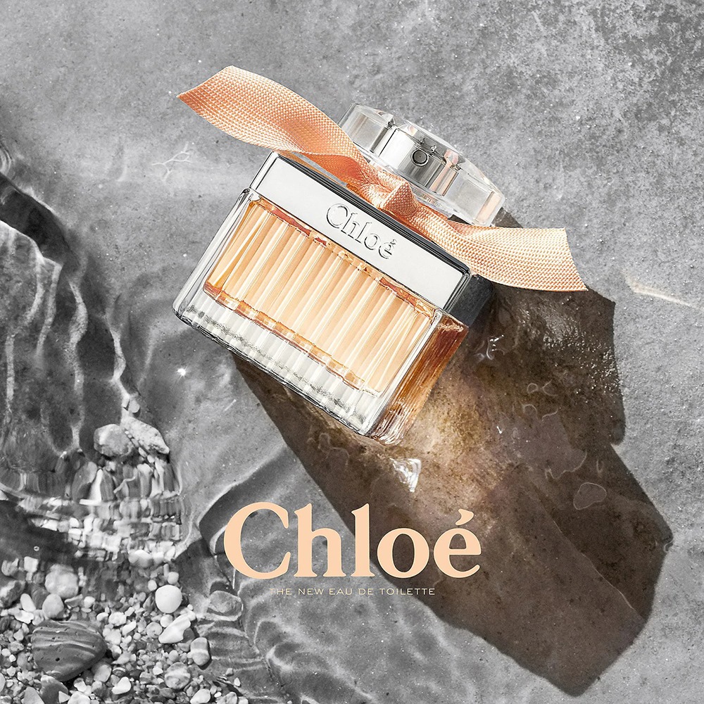 Chloe Rose Tangerine Eau de Toilette 75 ml กลิ่นหอมสดชื่นของกุหลาบ Rose Tangerine เป็นกุหลาบที่แปลกใหม่ ให้กลิ่นที่มีมิติของความหวานหอมพร้อมความสดชื่นของผลไม้ พร้อมด้วย blackcurrant พร้อมกิ่นของป่าฝน ตบท้ายด้วยเซดาร์ที่เป็นเบส และไวท์แอมเบอร์ เพื่อความเย้ายวน หรูหรา