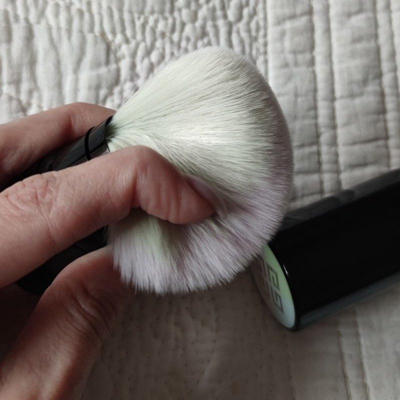 Givenchy Prisme Libre On The Go Brush (กล่องมีตำหนิ ไม่มีผลต่อการใช้งาน) 