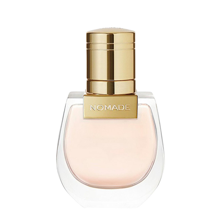 Chloe Nomade Les Mini Chloe Eau De Parfum คือเอกลักษณ์ที่บ่งบอกตัวตนของหญิงสาวผู้รักอิสระและมั่นใจในตัวเอง ด้วยแรงบันดาลใจจากประสบการณ์แปลกใหม่และการออกไปเผชิญโลกกว้างของหญิงสาวผู้พร้อมเผยตัวตนให้โลกได้รับรู้   ด้วยคาแรคเตอร์อันเข้มข้นโดดเด่นจากโอ๊คมอส ถูกโอบอุ้มด้วยความหอมละมุนเย้ายวนจากมิลาเบลล์พลัม (Mirabelle Plum) พร้อมกระจายความหอมสดชื่นด้วยกลิ่นโน๊ตฟลอรัลจากดอกฟรีเซียร์ (Freesia)   ส่วนผสมจากธรรมชาติที่รังสรรค์ขึ้นด้วยความพิถีพิถันของนักปรุงน้ำหอมนาม Quentin Bisch พร้อมให้คุณได้สัมผัสกับความหอมลงตัว มอบความมีชีวิตชีวาและความรู้สึกอิสระเสรีอันเป็นที่มาและแรงบันดาลใจในคอลเลกชั่นนี้